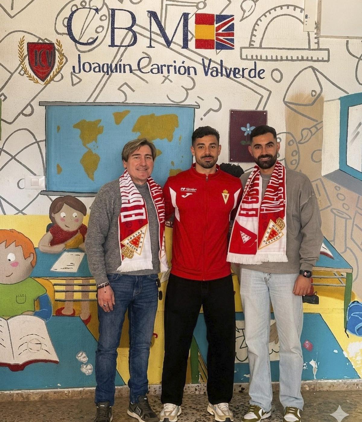 El futbolista Álvaro Bustos visita el CEIP Joaquín Carrión Valverdde