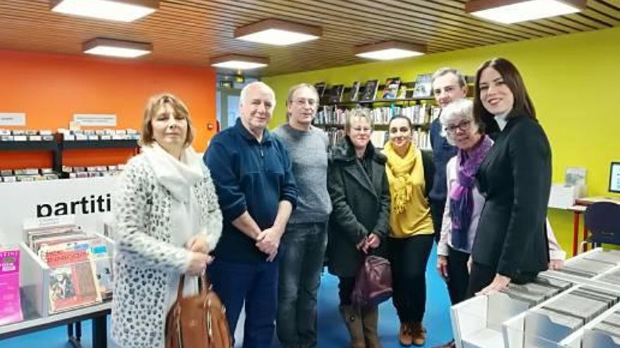 Los representantes de Gandia, ayer, en la biblioteca de Laval.