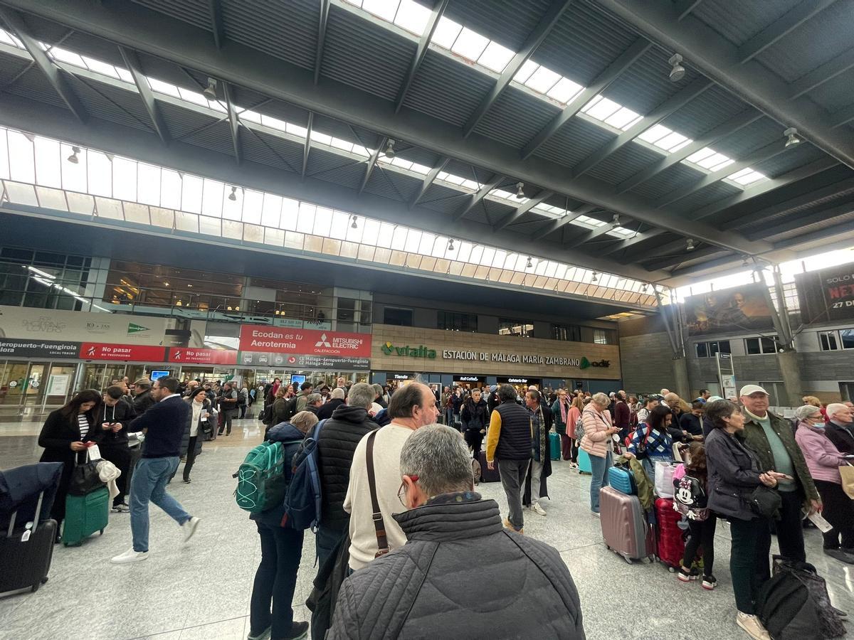 Colas en la estación de tren de Málaga por la suspensión de la conexión por AVE entre Málaga y Madrid.