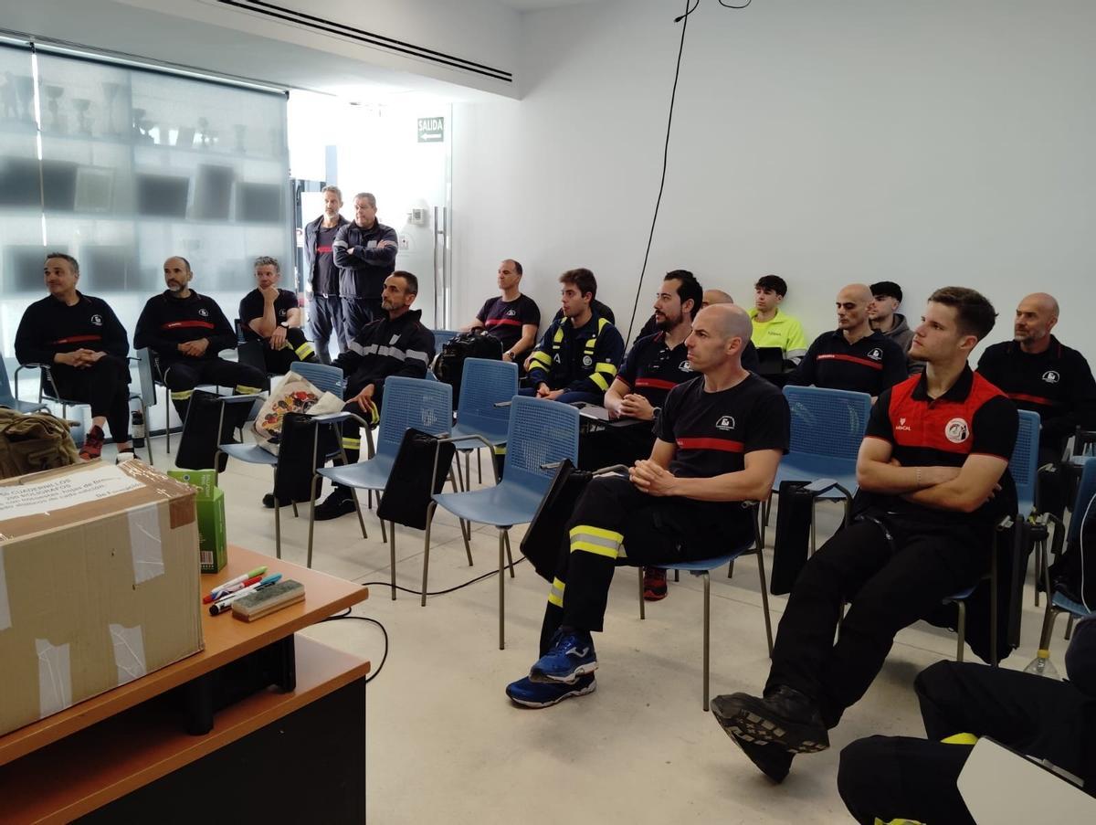 Bomberos del Consorcio durante una clase teórica del curso para la extinción de coches eléctricos en Puente Genil.