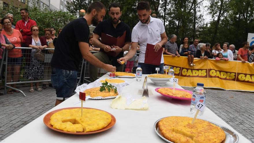 Degustación de tortilla en las fiestas de O Castrillón.