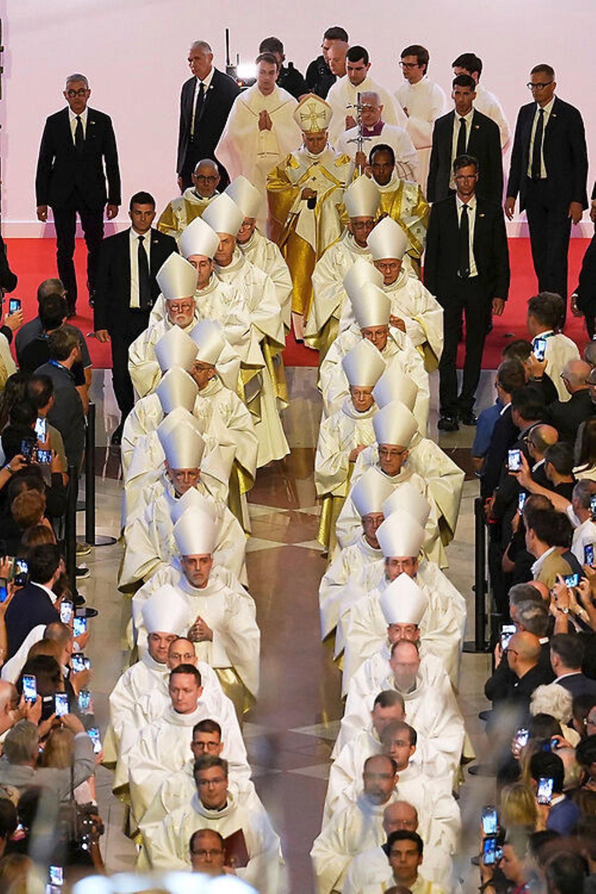 El bisbe de Girona, a la columna esquerra, i el Papa al fons, en la processó d'entrada a la Sagrada Família.