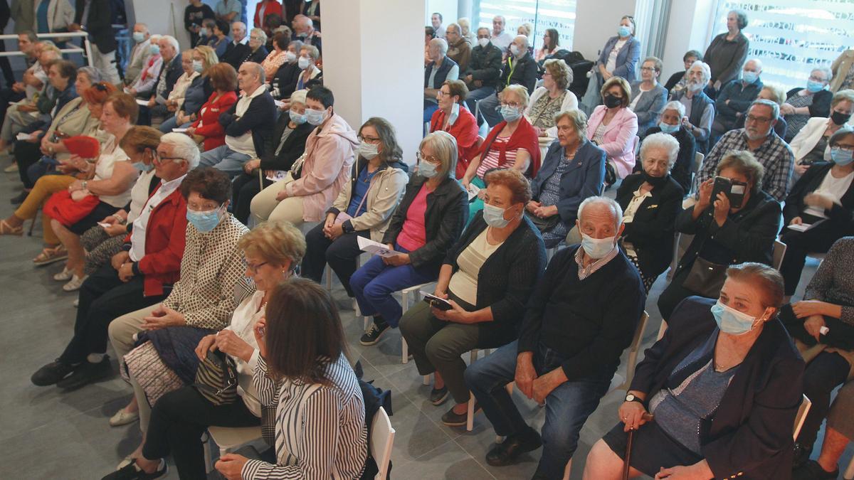 Asistentes al acto de consagración del centro pastoral con iglesia