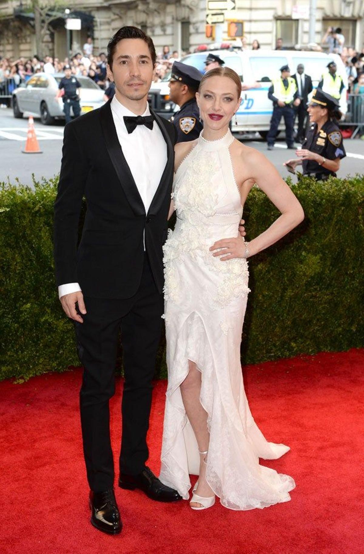 Justin Long y Amanda Seyfried en la gala MET 2015