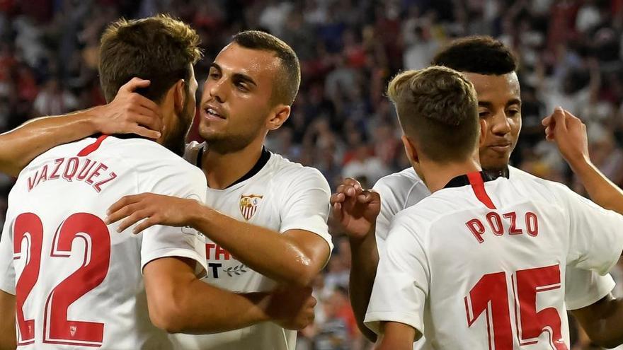 Los jugadores del Sevilla FC celebran un gol.