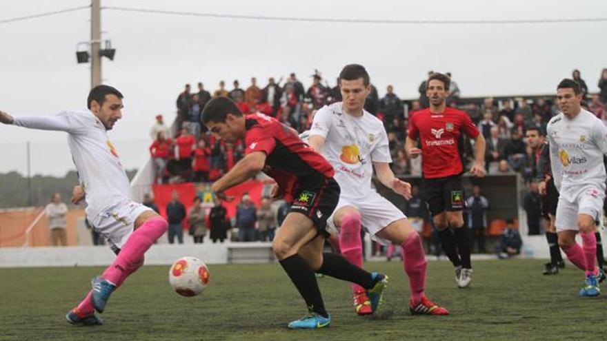 El nuevo delantero del Formentera (c), Néstor Trujillo, que jugó ayer de inicio por primera vez, intenta escaparse de los defensas de la Peña, Raúl Gómez (i), y Adrián Rosa, en el choque disputado en el campo de Sant Francesc.