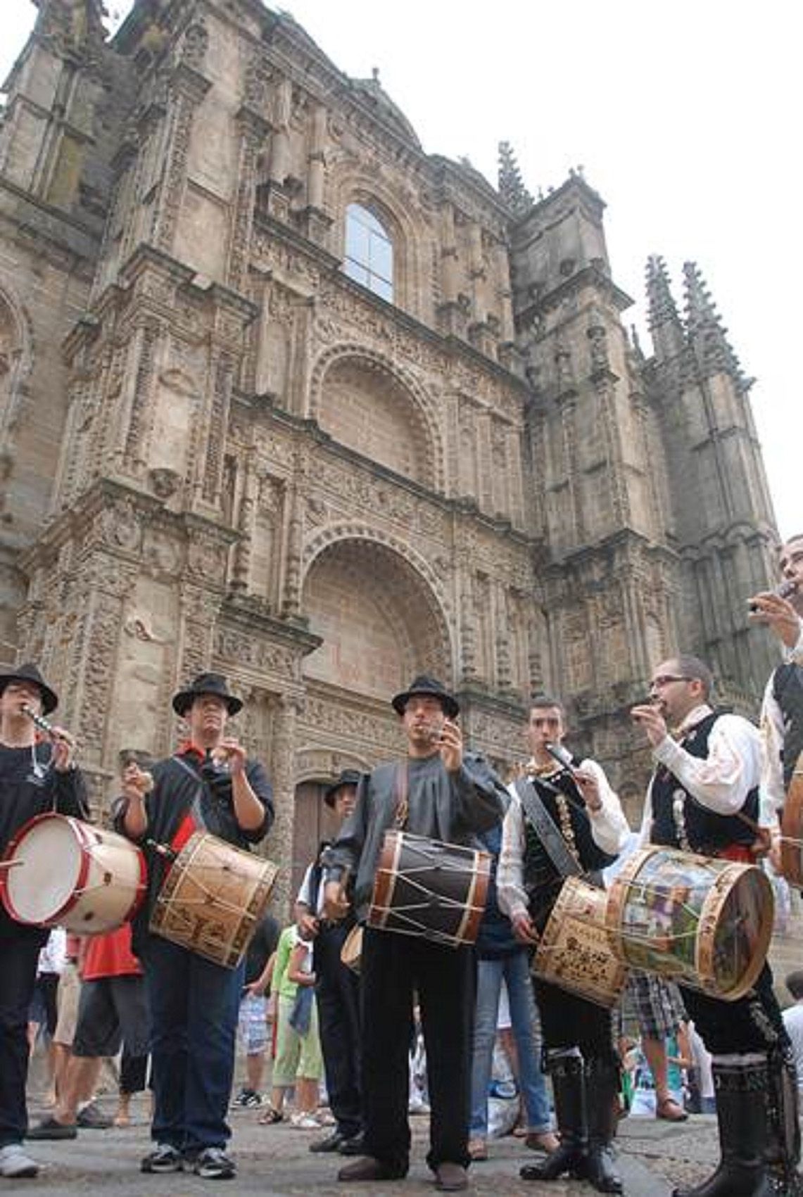 Un grupo de tamborileros ante la catedral de Plasencia