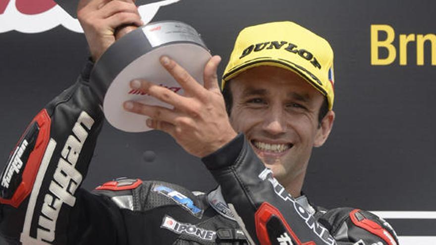 Johann Zarco celebra la victoria en la República Checa en 2015.