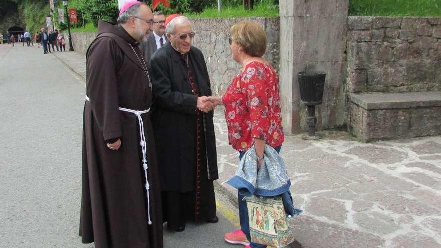 Antonio María Rouco Varela saluda a una peregrina, ayer en Covadonga, en compañía del arzobispo de Oviedo, Jesús Sanz.