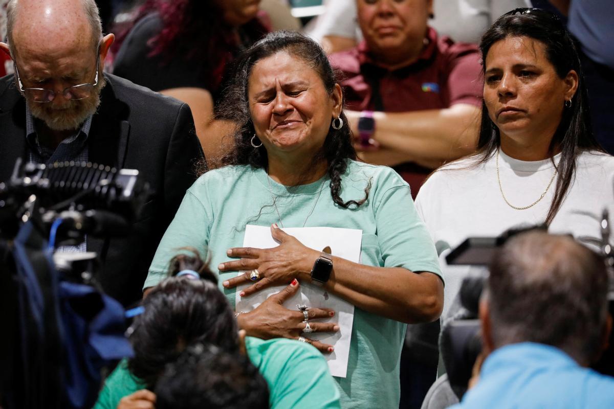 Tristeza durante una vigilia un día después de que un hombre armado matara a 19 niños y dos maestros en la Escuela Primaria Robb,en Uvalde.