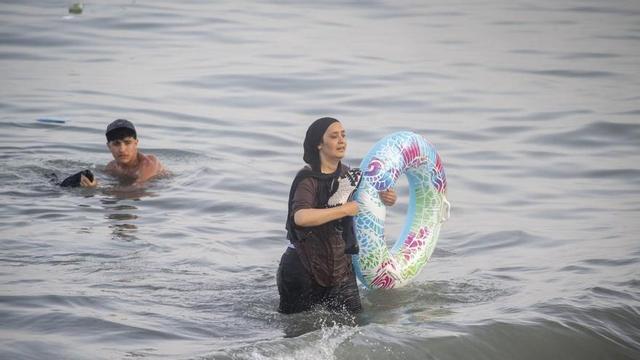 Una dona amb un flotador arriba nedant des del Marroc.
