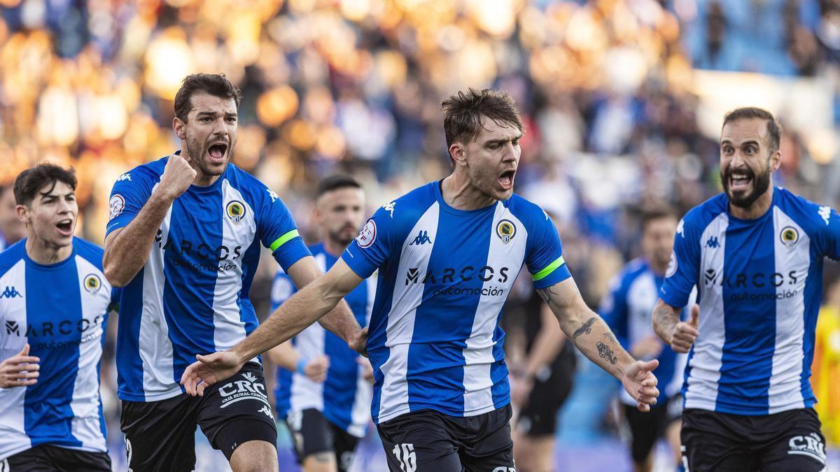 Los jugadores del Hércules festejan el gol de Juanmi que abrió el triunfo sobre el San Andreu que acabó con la racha de tres derrotas seguidas de los alicantinos.