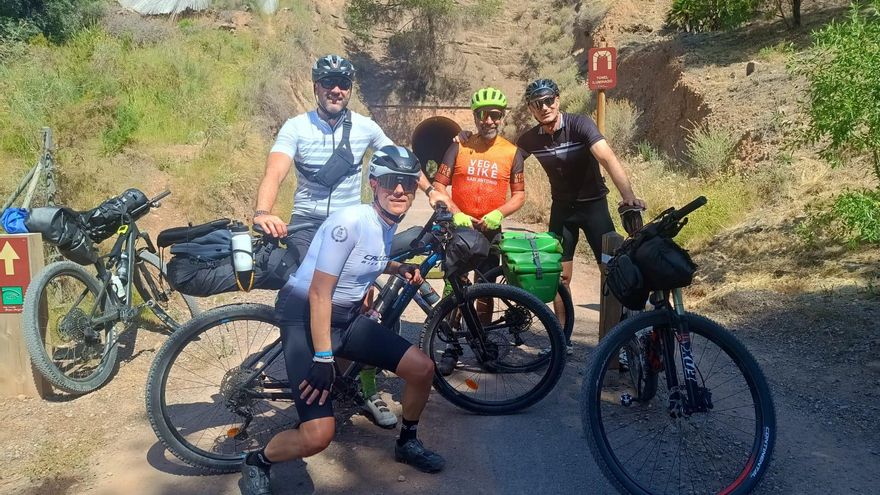 Policías de Xixona que pedalean contra el olvido