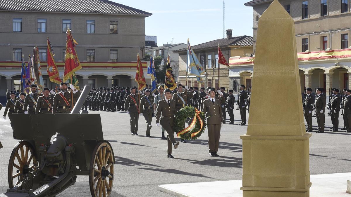 Ofrenda floral durante el acto castrense en el que el general de División José Manuel Vivas ha asumido el mando de los alrededor de 20.000 efectivos de la División Castillejos, este viernes, en el acuartelamiento Sancho Ramírez de Huesca.