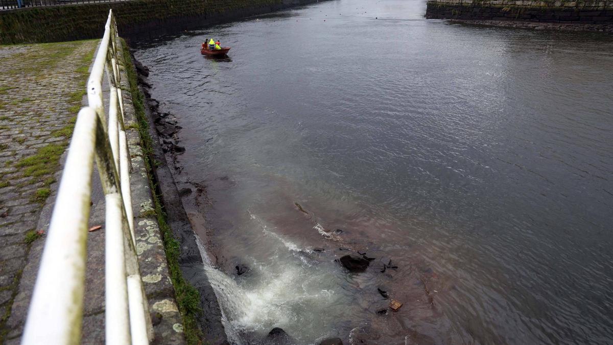 Uno de los desagües de la villa pontecesureña.