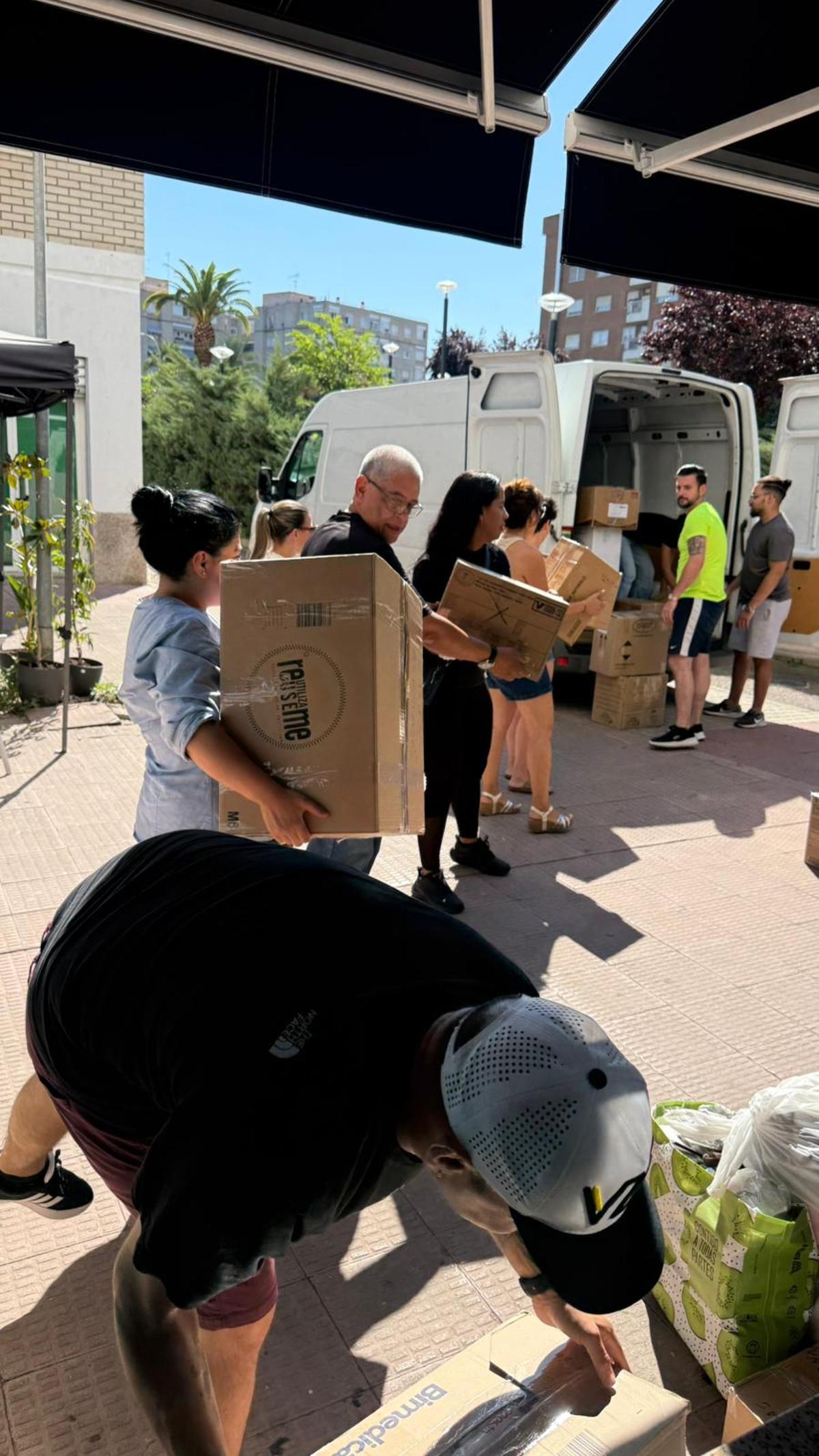 Amigos y colaboradores de César La Torre montan en los furgones toda la ayuda humanitaria recopilada en Badajoz para Venezuela.