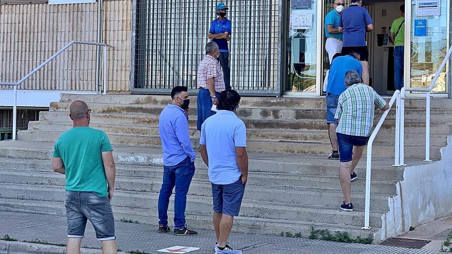 Aficionados en el Cartagonova esperando para obtener su carné de abono. | PRENSA FC CARTAGENA