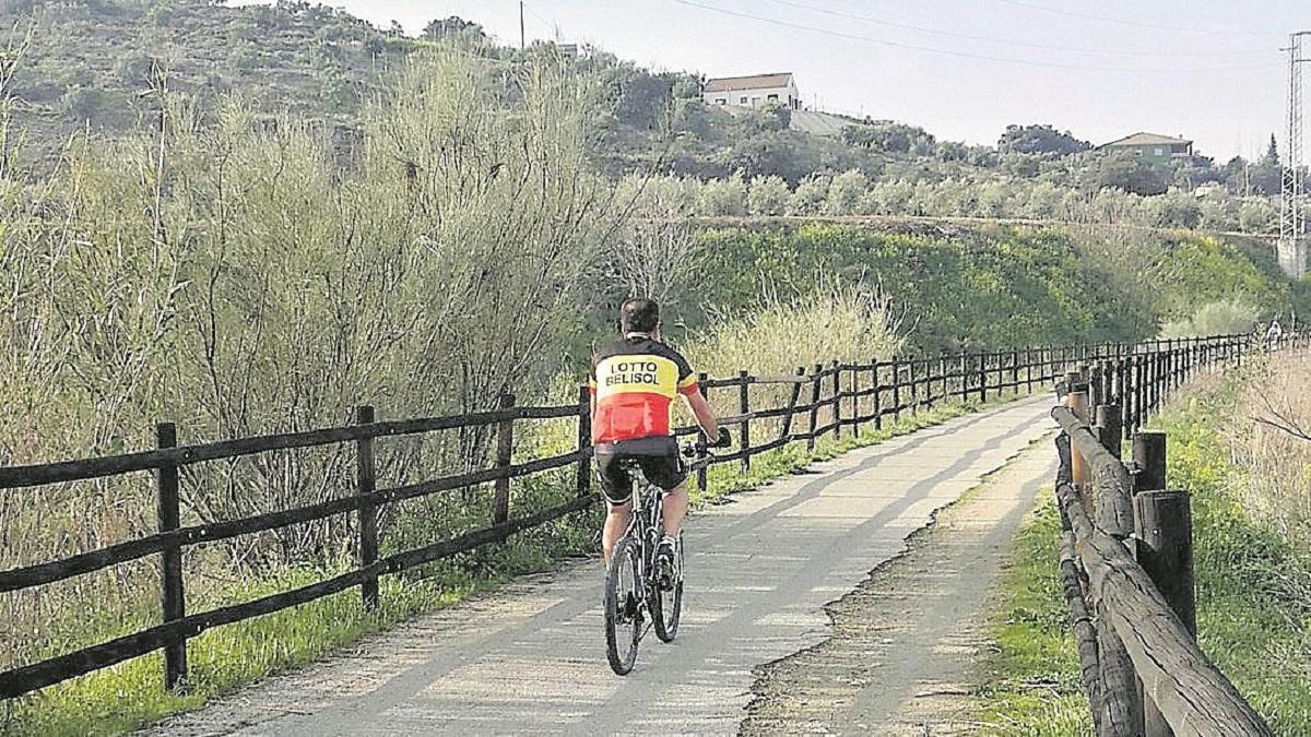 Un ciclista en la vía verde de la Subbética