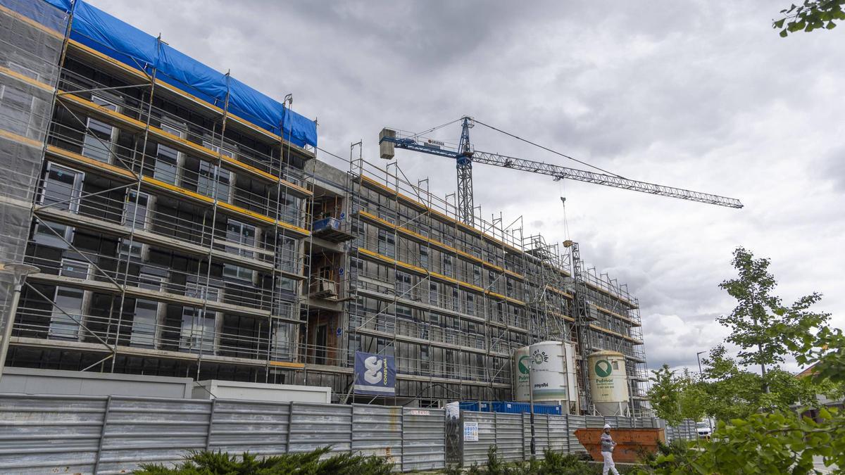 Estado del edificio más avanzado de vivienda protegida en la calle de Castiñeiriño de Santiago
