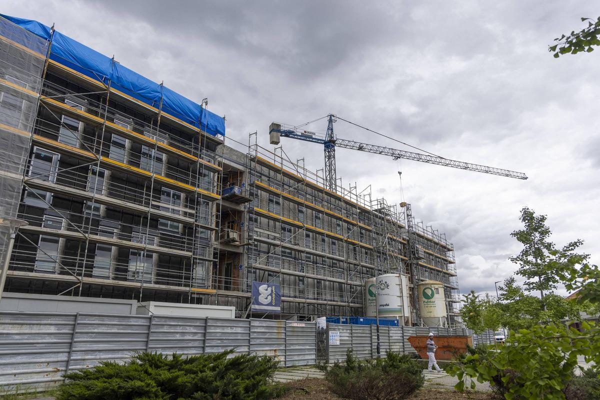 Estado del edificio más avanzado de vivienda protegida en la calle de Castiñeiriño de Santiago