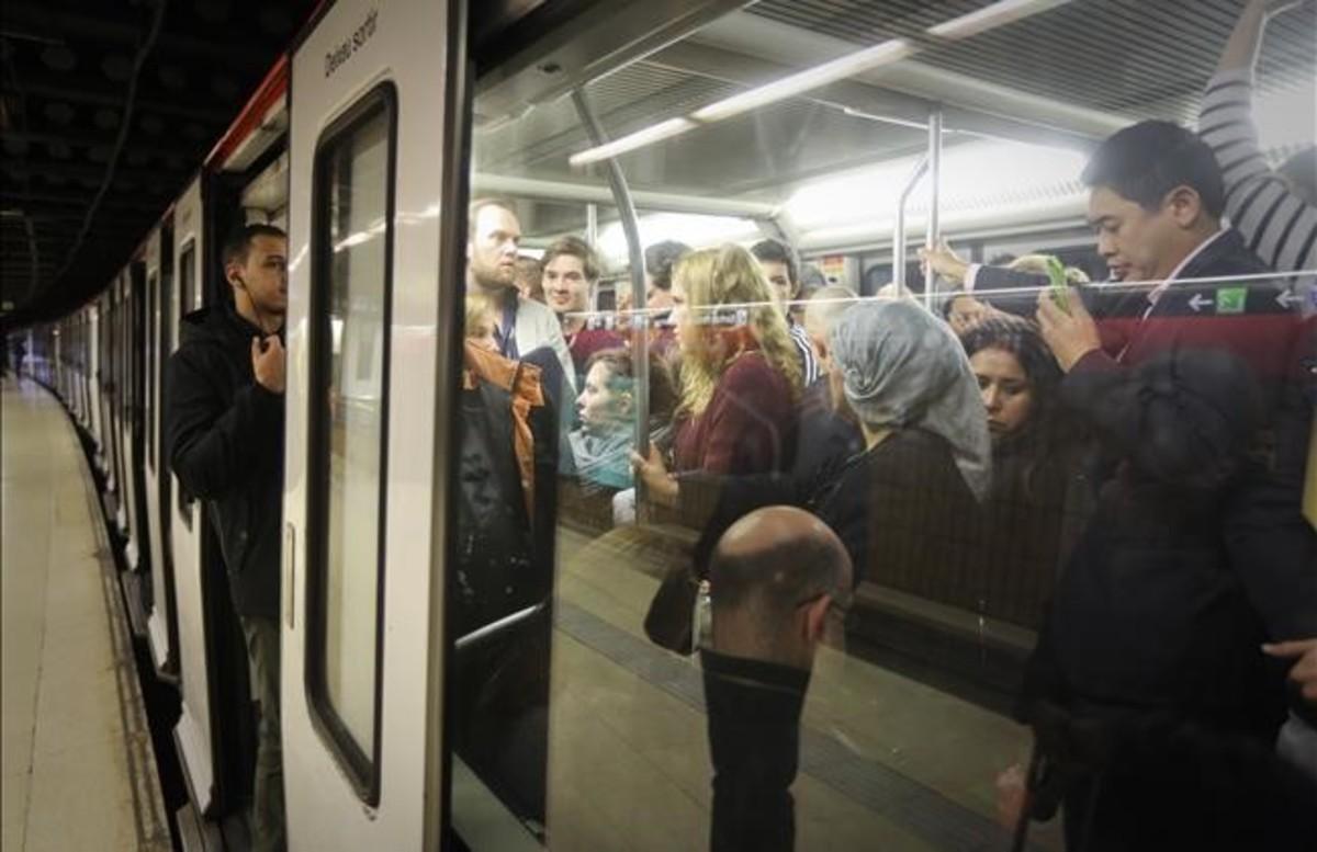 Viajeros del metro, en la estación de Plaça de Catalunya. 