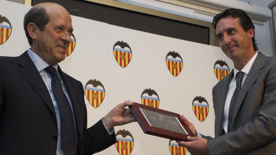 Llorente le entrega una placa homenaje a ¿un gran valencianista?