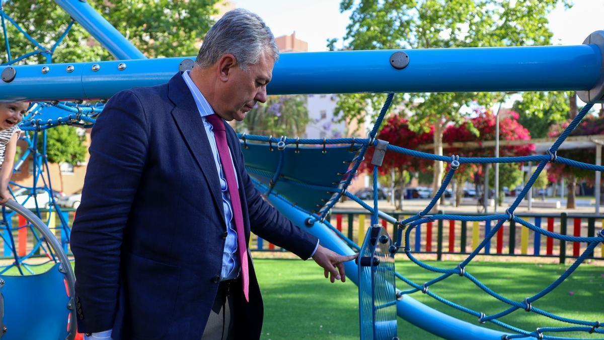 José Luis Sanz, alcalde de Sevilla, visita un área de juegos construida por el Ayuntamiento en un espacio abandonado de Sevilla Este