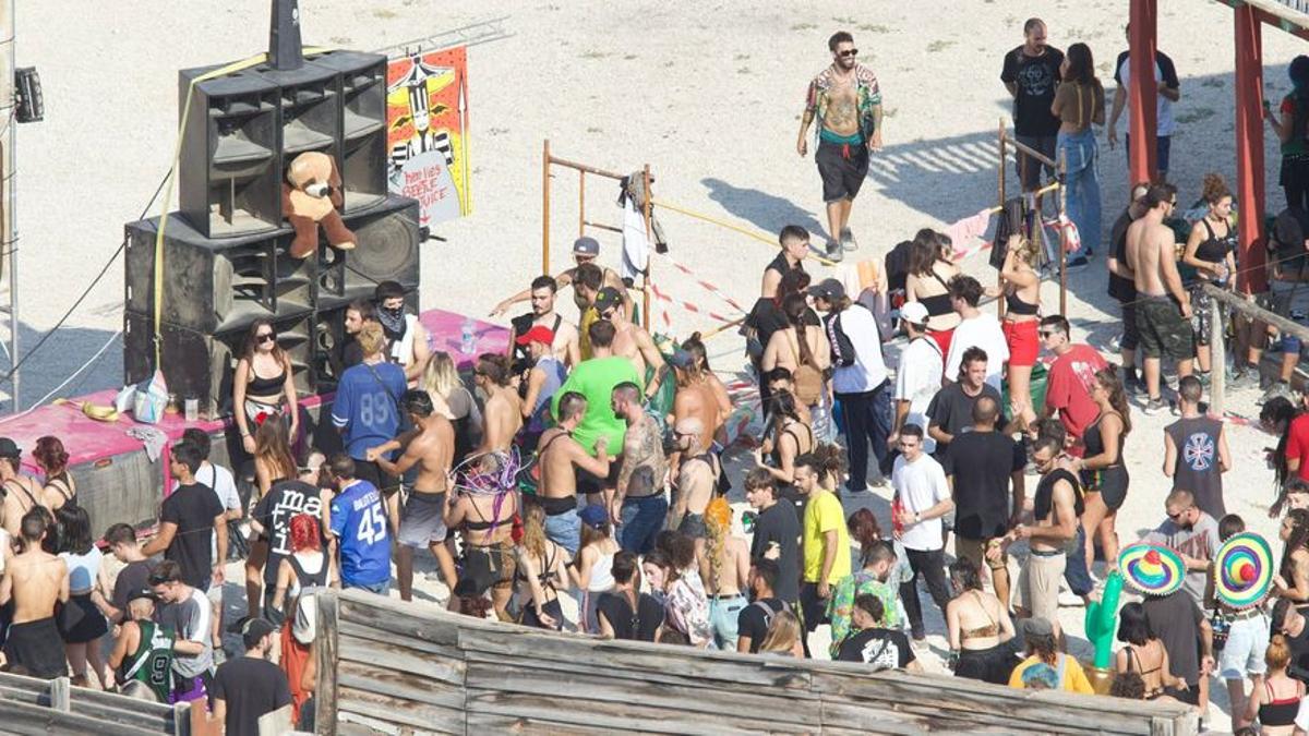 Gran despliegue policial por una fiesta ilegal con más de 1.000 personas en El Campello