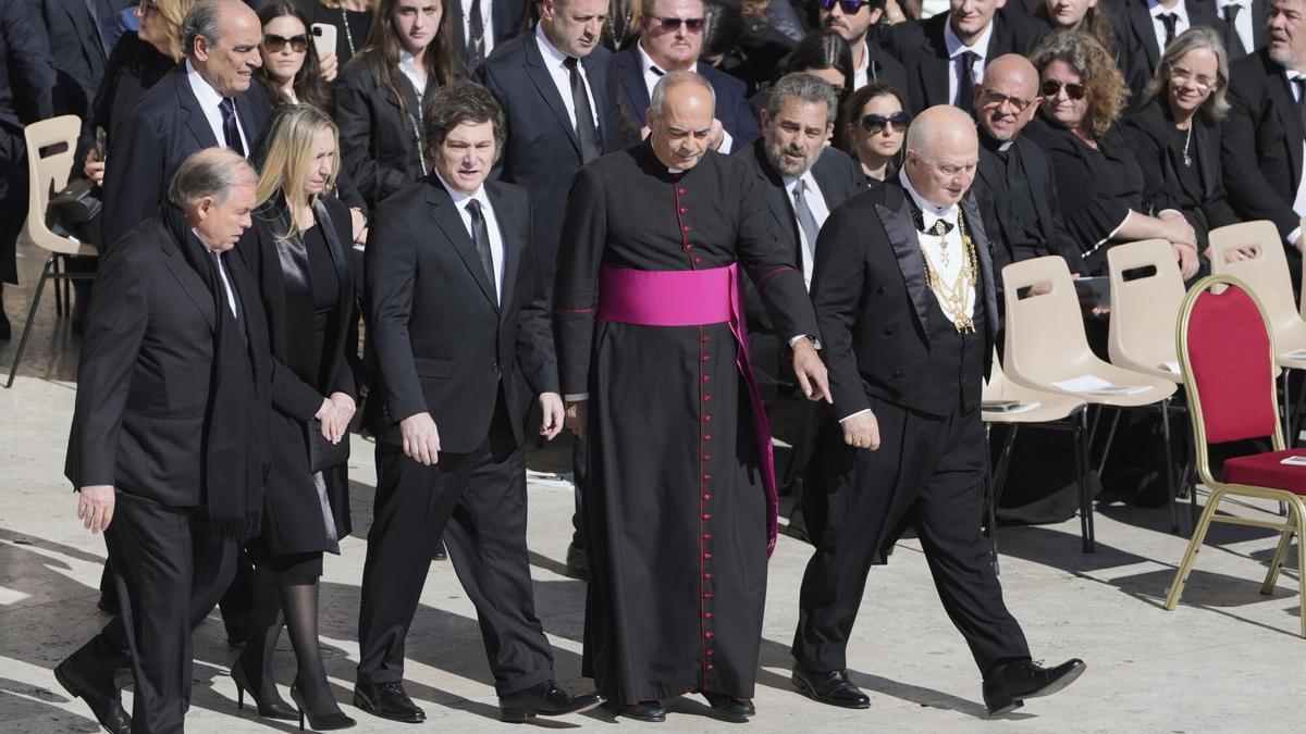 Javier Milei (delante en el centro) en el funeral del Papa.