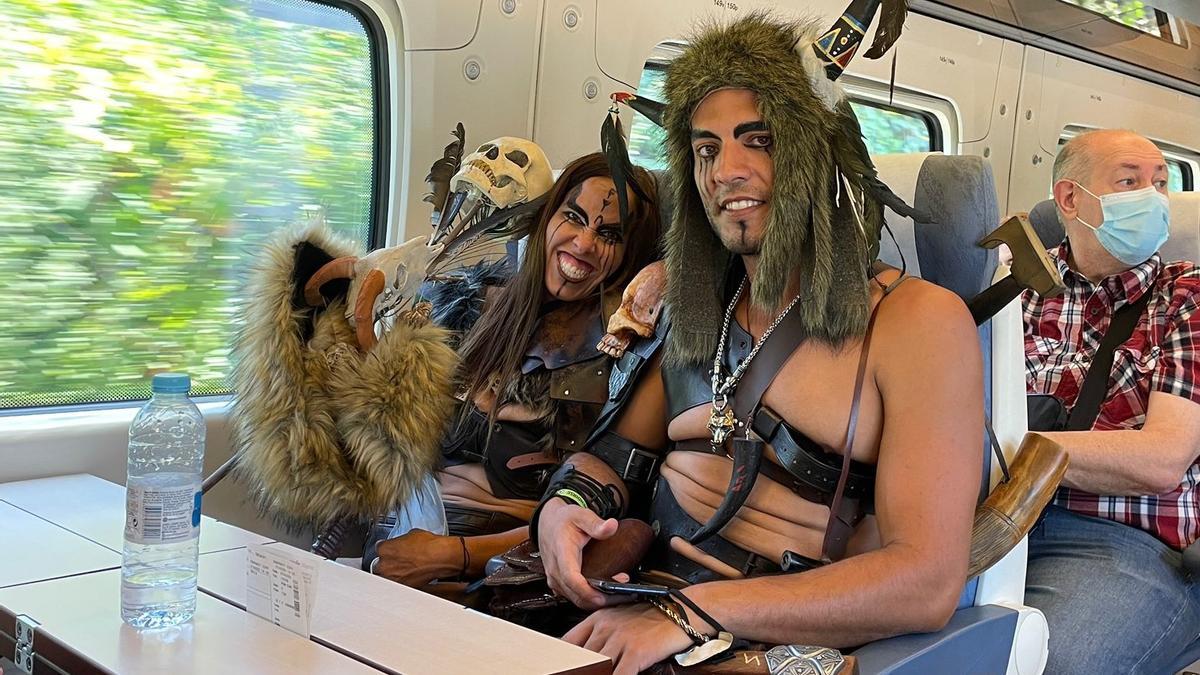 Los canarios Leónidas (Javier) y su pareja Verónica, de camino a la Romaría Vikinga de Catoira.