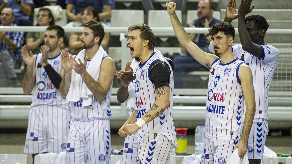 Los jugadores del HLA Alicante festejan una canasta en el pabellón Pedro Ferrándiz esta temporada.