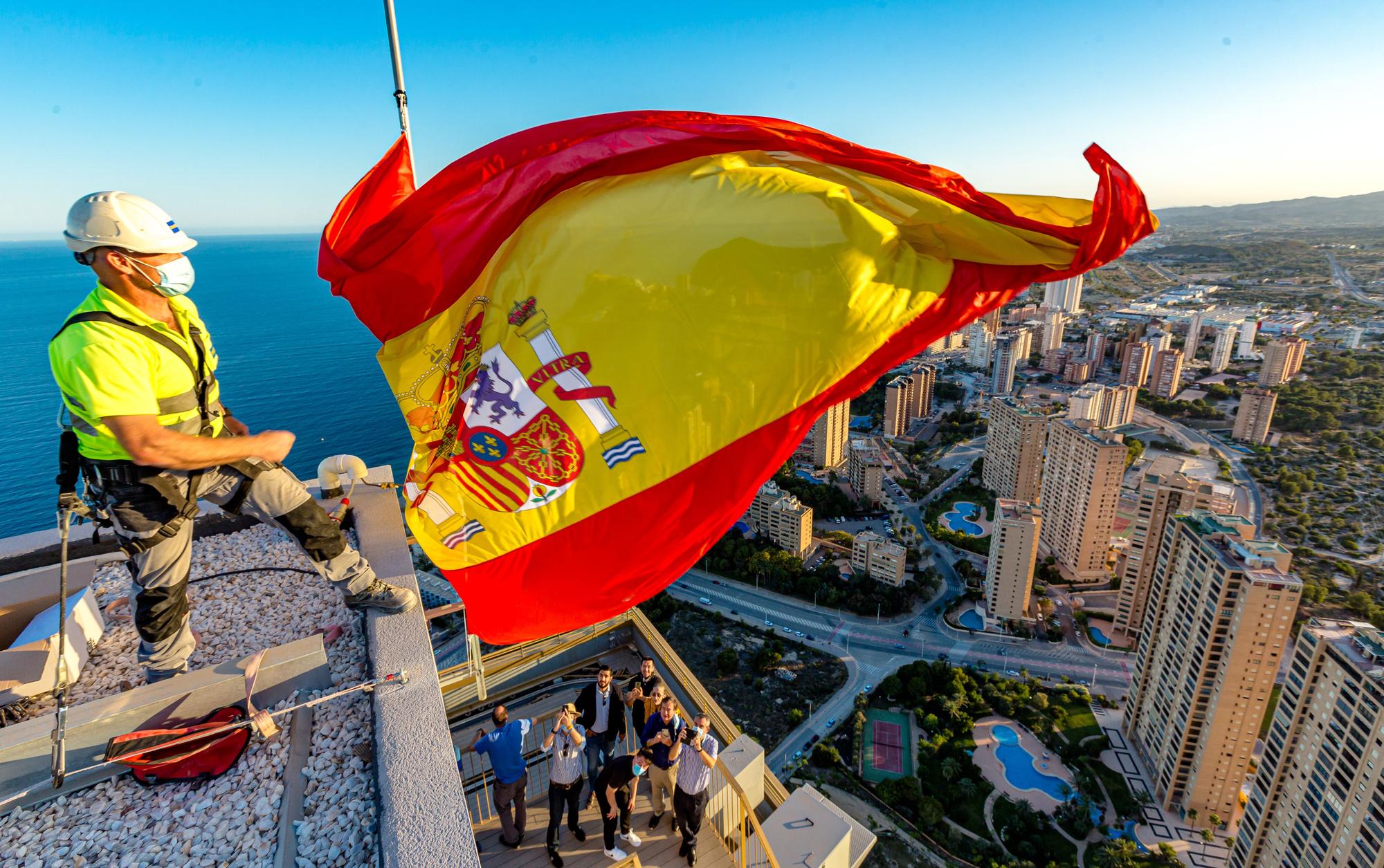 La torre InTempo cuelga la bandera 14 años después de empezar a construirse en Benidorm