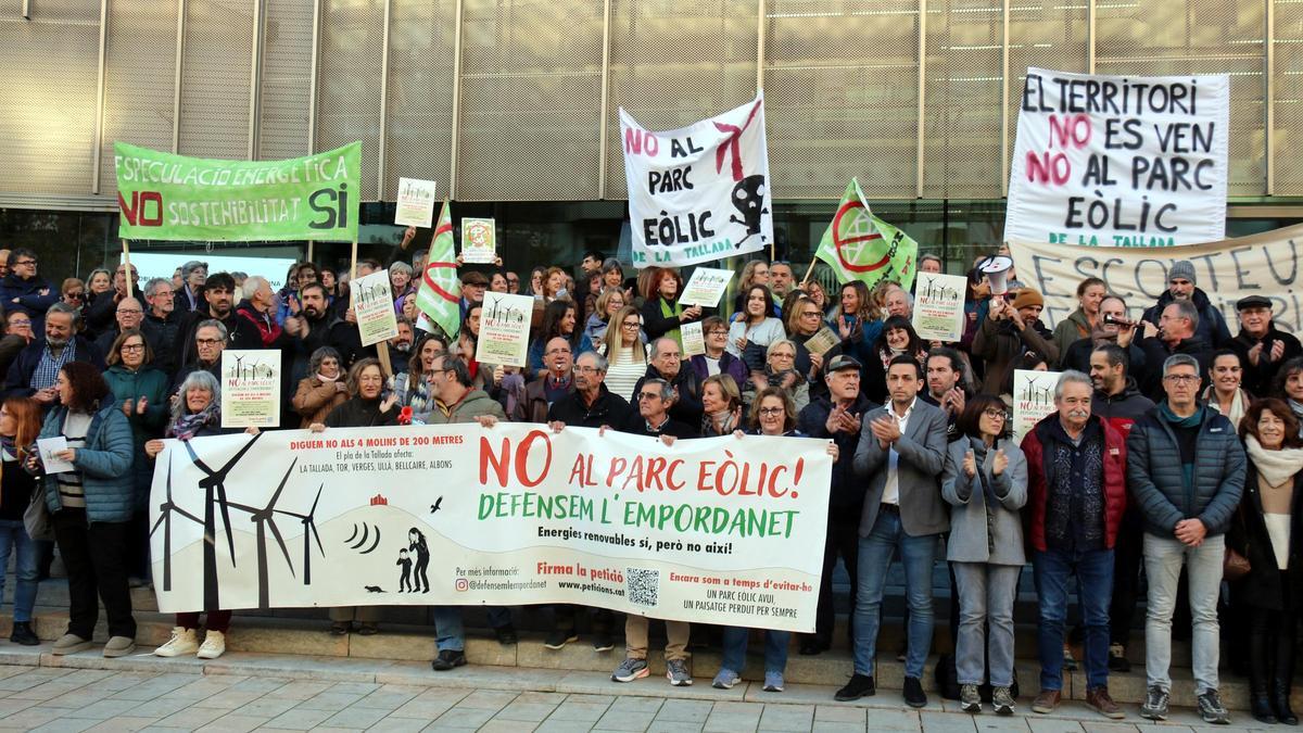 Vídeo | Més de 40 pobles gironins reclamen a la Generalitat aturar els projectes de parcs eòlics i solars