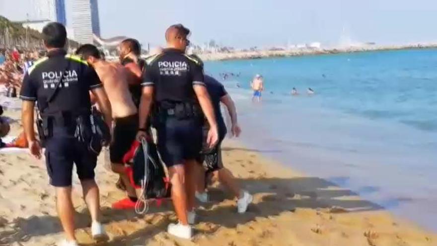 Dos policías se lanzan al mar en Barcelona para detener a un hombre