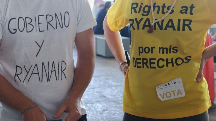 Protesta convocada ayer en el aeropuerto. | DANIEL LUQUE / EFE