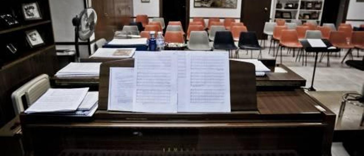 Vista general de la sala de ensayo del Orfeón Alicante donde se ve uno de los pianos.
