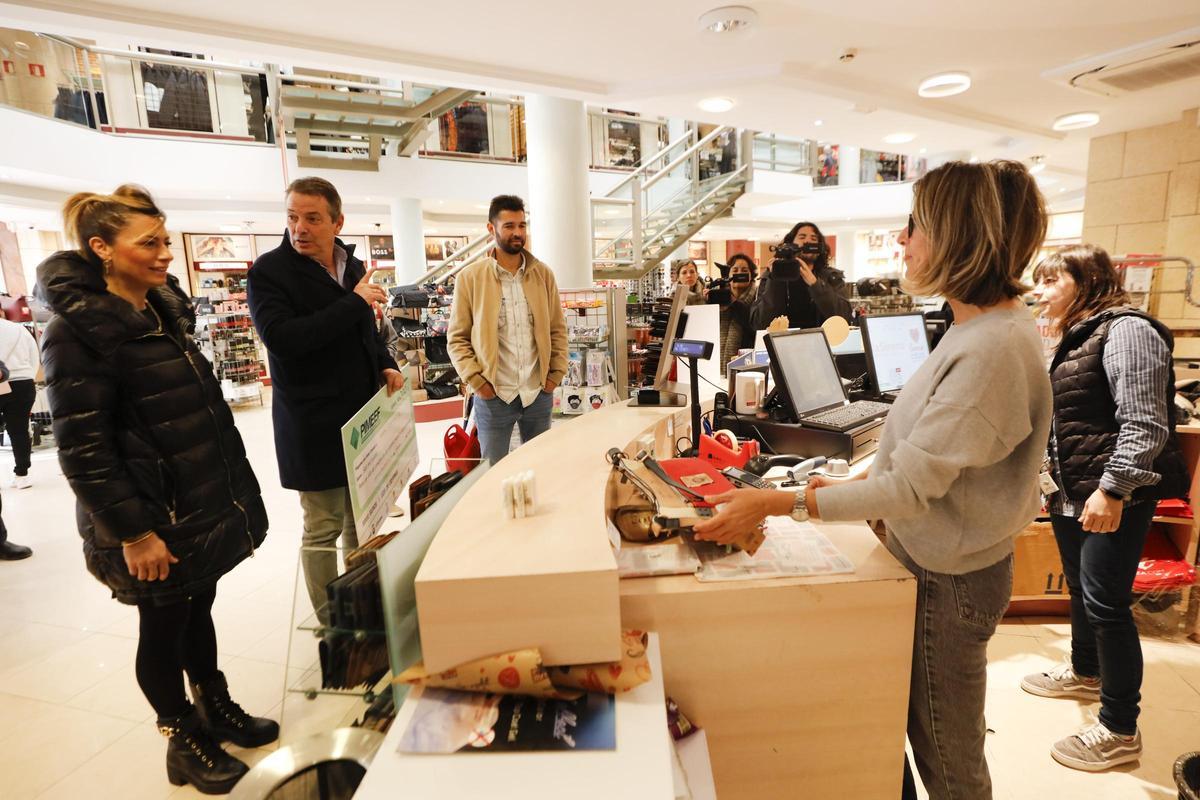 Sara Platania recoge el cheque de 6000 euros de la Pimeef Sara Platania recoge el cheque de 6000 euros de la Pimeef