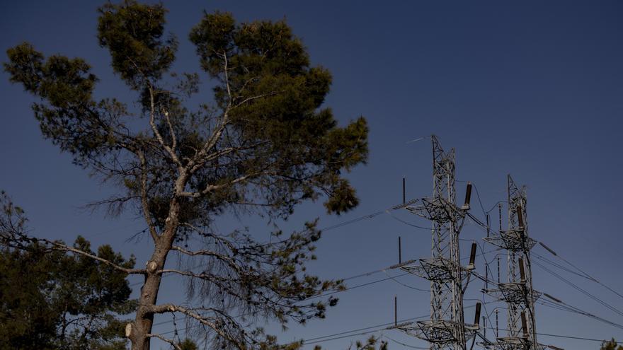 Dos torres eléctricas, a 12 de noviembre de 2021, en Madrid, (España).