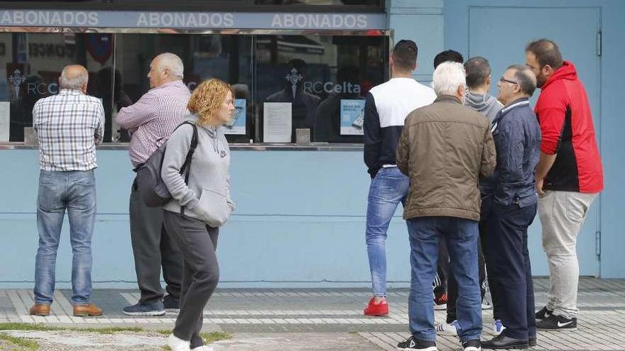 Aficionados hacen cola, ayer en Balaídos, para comprar entradas para el Leganés-Celta. // Alba Villar