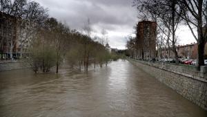 El Manzanares entra en nivel rojo por riesgo de inundaciones en Madrid.