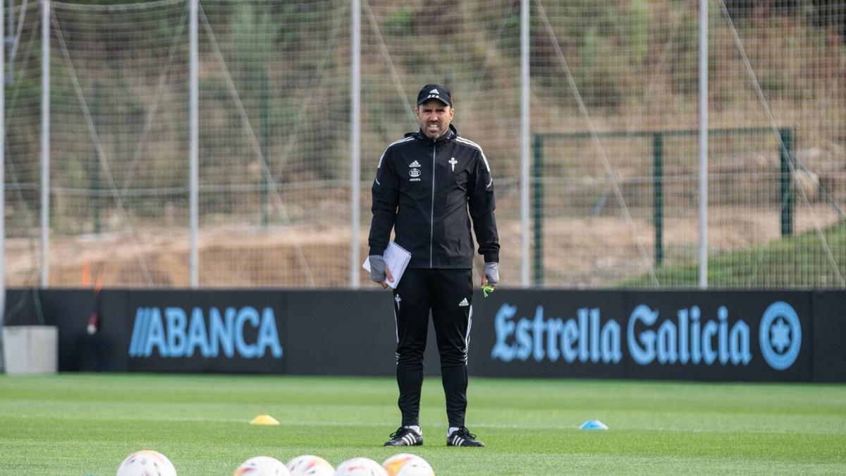 Eduardo Coudet observa a sus jugadores durante el entrenamiento vespertino de ayer.