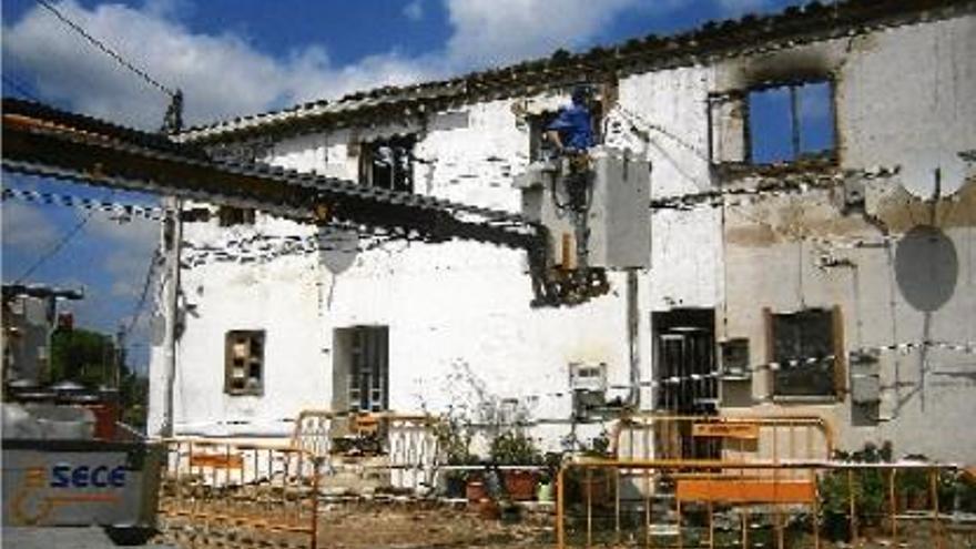 Un treballador municipal revisant la instal·lació elèctrica de la façana de l&#039;edifici, ahir al matí