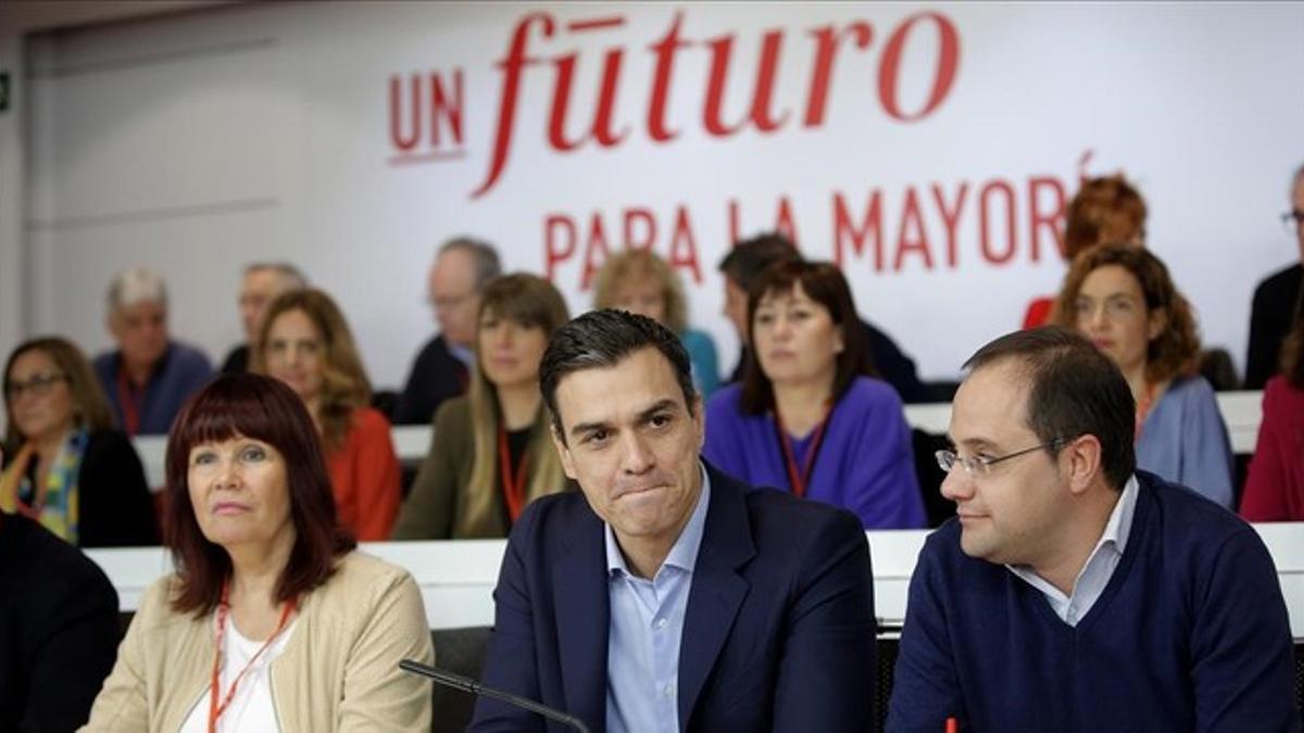 Pedro Sánchez, en el centro, al inicio del comité federal del PSOE, este lunes.
