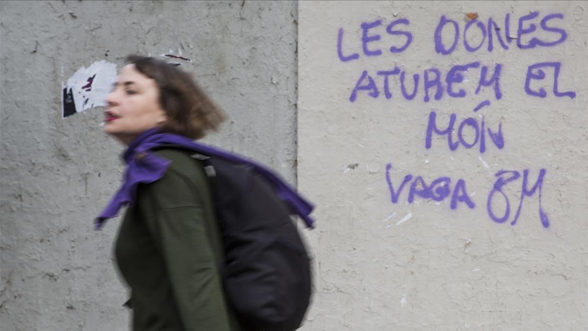 Pintada a favor de la huelga feminista en una calle de Valencia
