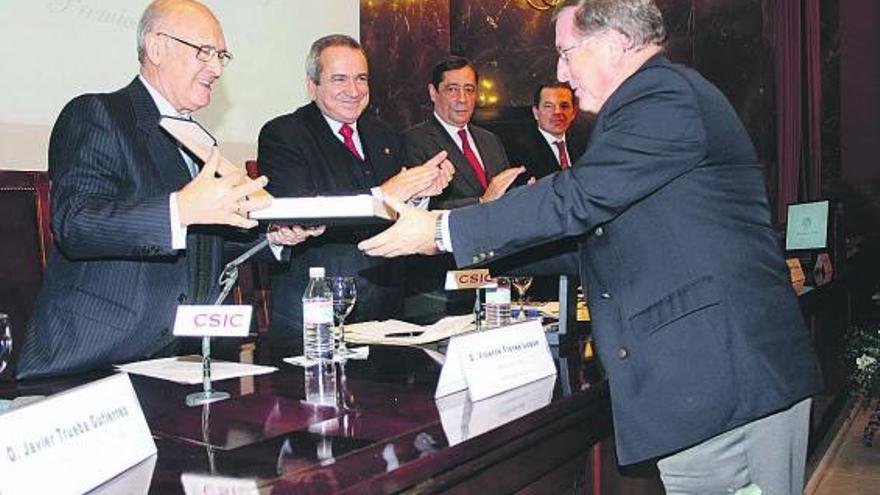 José Coca recibe el premio de manos de Vicente Flores, de la Universidad de Sevilla.