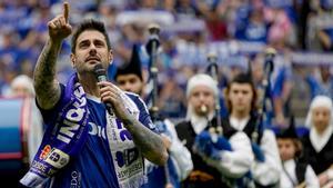 Melendi interpretando el Volveremos en el Carlos Tartiere en la ida de los playoffs de ascenso