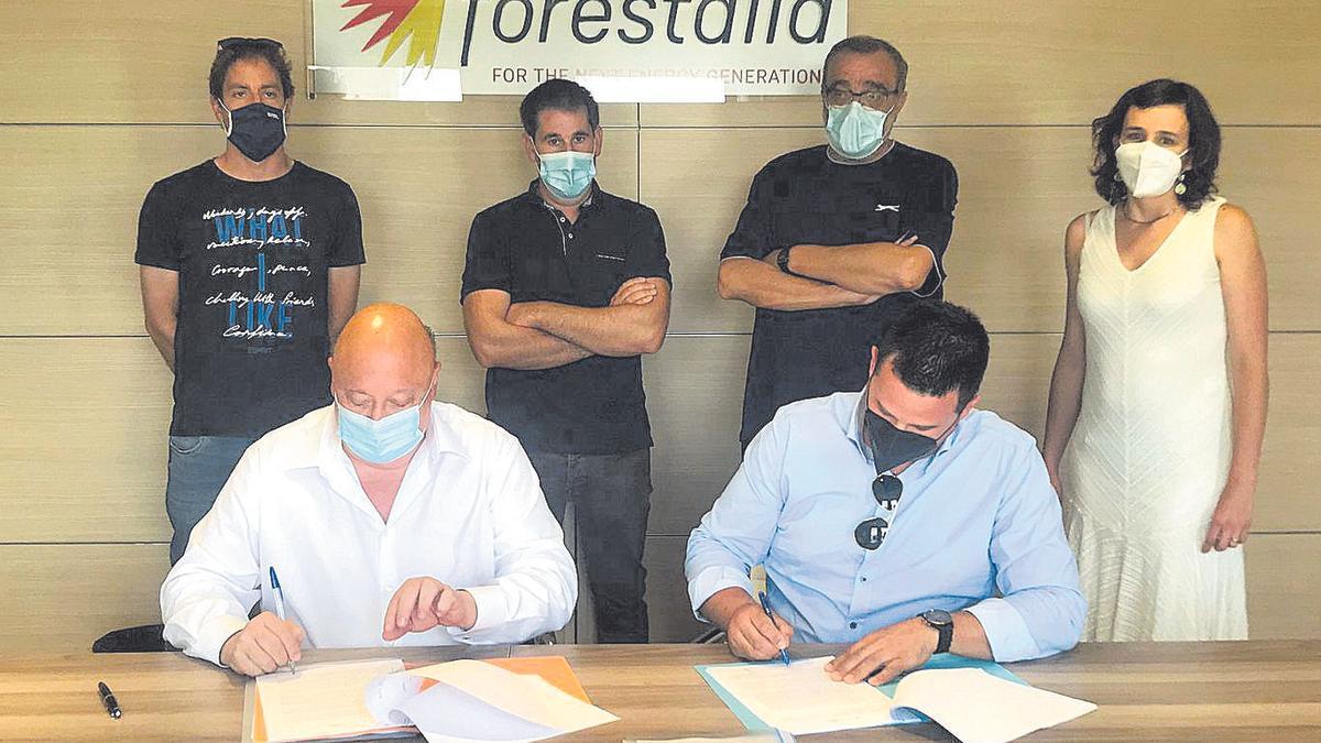 Firma del convenio entre el presidente de Forestalia, Fernando Samper, y el presidente de la asociación, Carlos Abril.