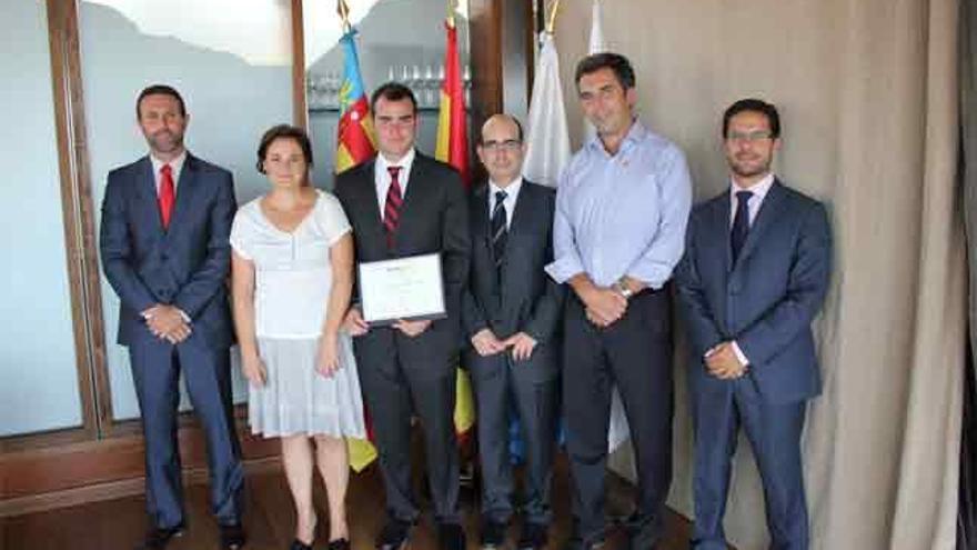 El Rotary Club Alicante Puerto entrega a Alejandro Oliva la beca al mejor expediente