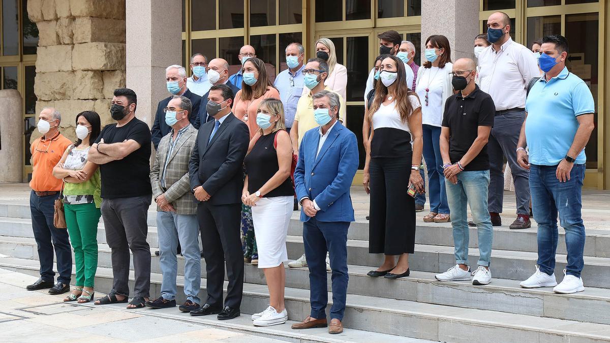 Representantes políticos y sindicales, esta mediodía, guardando un minuto de silencio.