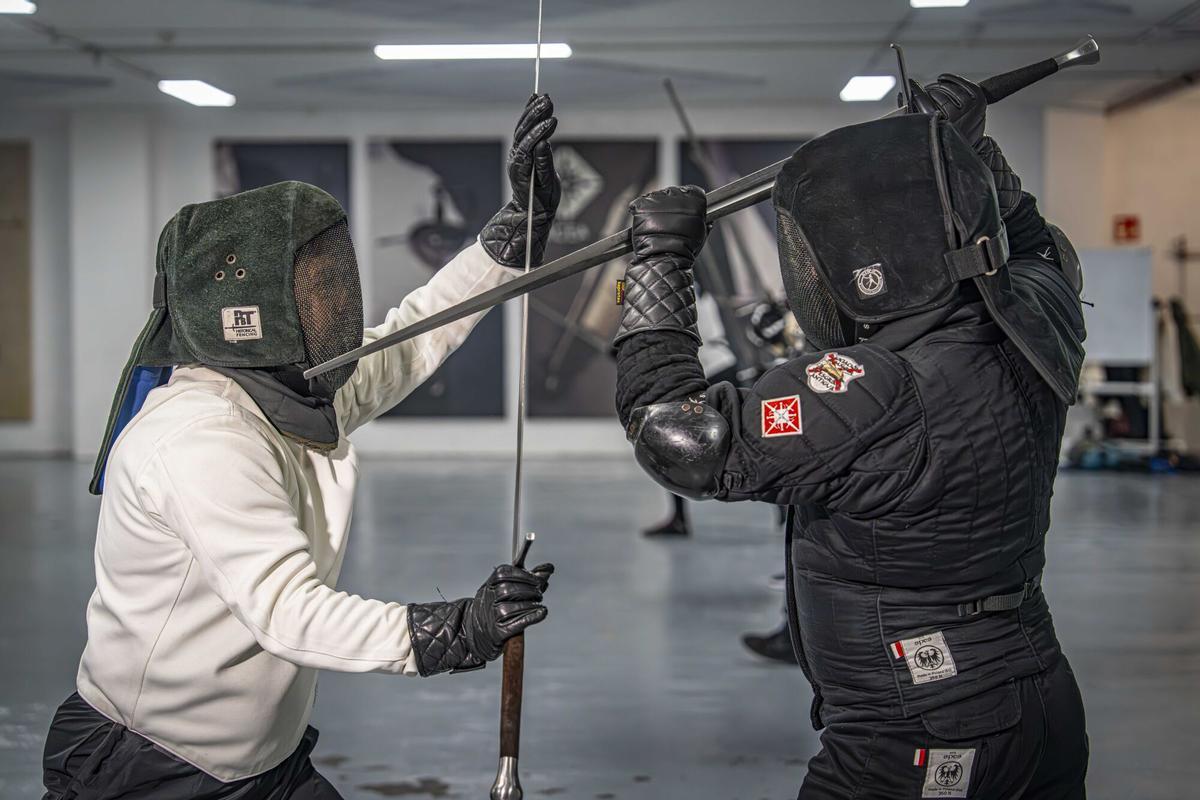 Barcelona, 02/02/2026 Barcelona. Para el Barceloneando: Esgrima medieval. Duo Bellum es una de las salas de la Associació Catalana d’Esgrima Antiga. Enseñan a batirse en duelo con rigor histórico. Vamos a una clase de iniciación de espada larga, aprovechando el tirón en HBO del nuevo spin off de 'Juego de tronos', 'El Caballero de los Siete Reinos'.   AUTOR: MANU MITRU